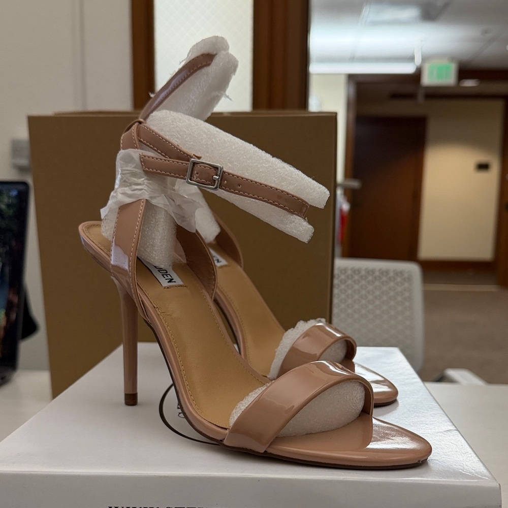 Steve Madden Nude Heels! Size 8!
